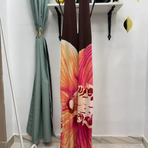 Abito Lungo con fiore (moka) – Taglia Unica (40–44/46)