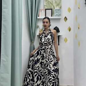 Abito lungo in cotone fantasia beige e nero con collo halter – Eleganza estiva dal gusto raffinato