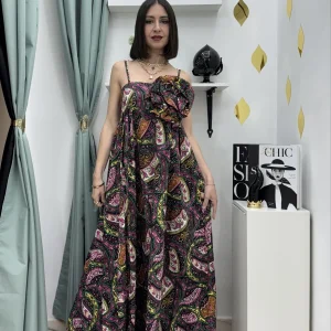 Abito lungo con spalline e spilla a fiore in fantasia casmere